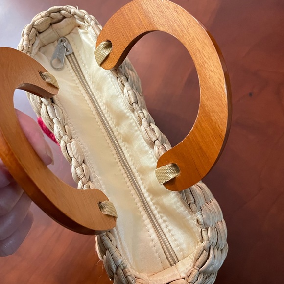 Cute straw/raffia handbag with zipper closure on top and double plastic handles. - Picture 7 of 8